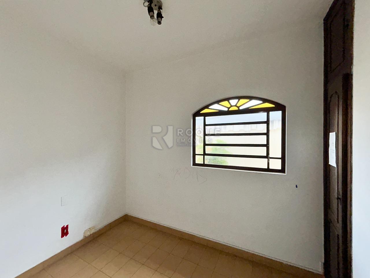 Casa Comercial para aluguel no bairro Centro: Dormitório Área de serviço 