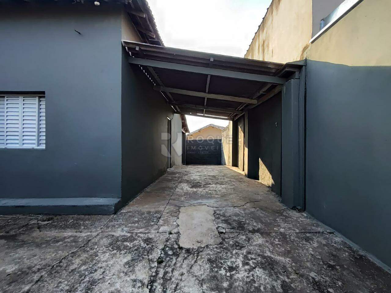 Casa Residencial para aluguel no bairro Jardim Cavinato: Garagem