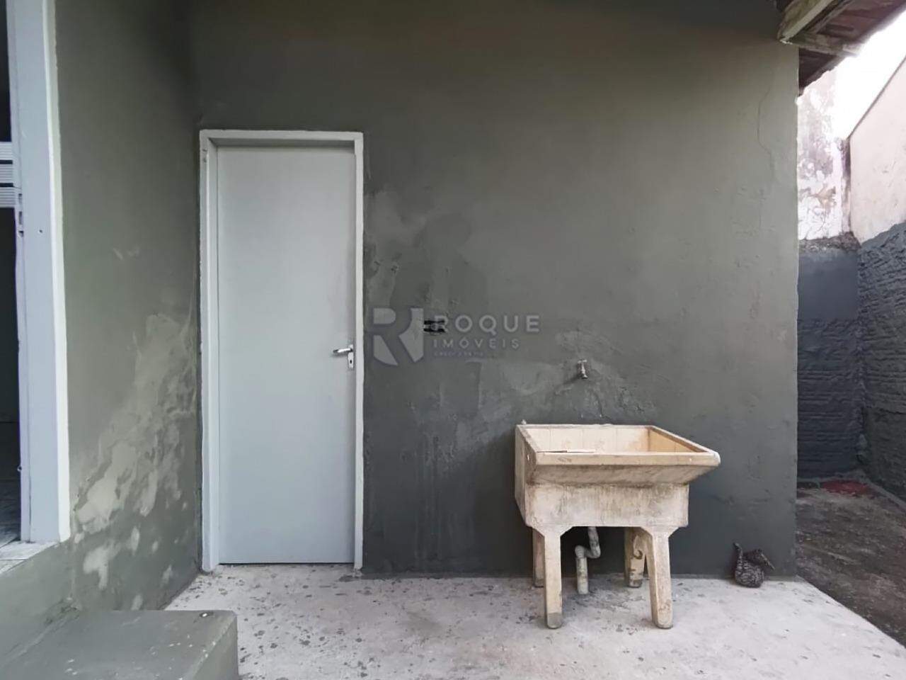 Casa Residencial para aluguel no bairro Jardim Cavinato: Lavanderia