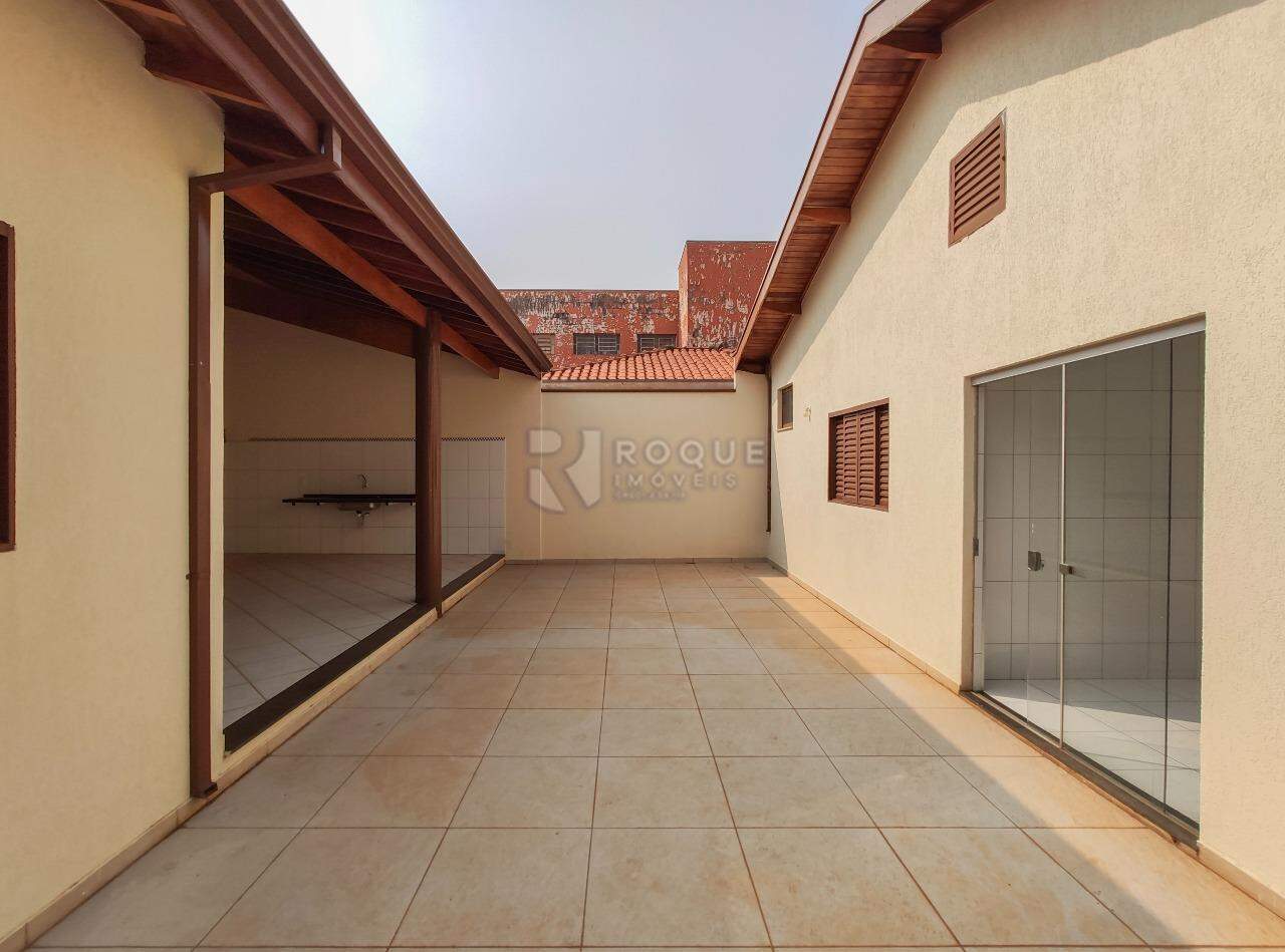 Casa Residencial para aluguel no bairro Vila Castelar: Fundo