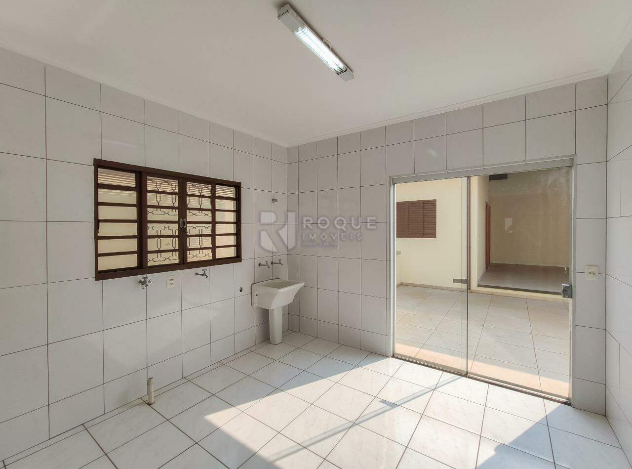 Casa Residencial para aluguel no bairro Vila Castelar: Área de serviço