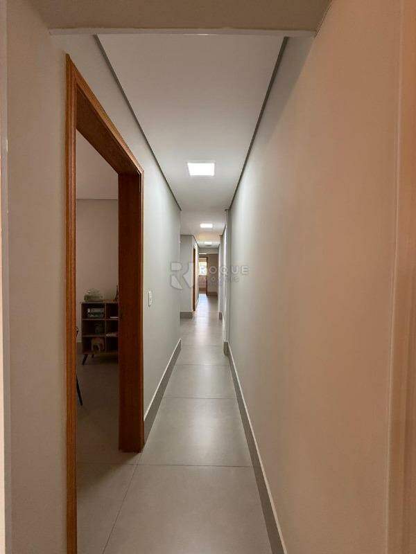 Casa Comercial para aluguel no bairro Vila São João: Corredor