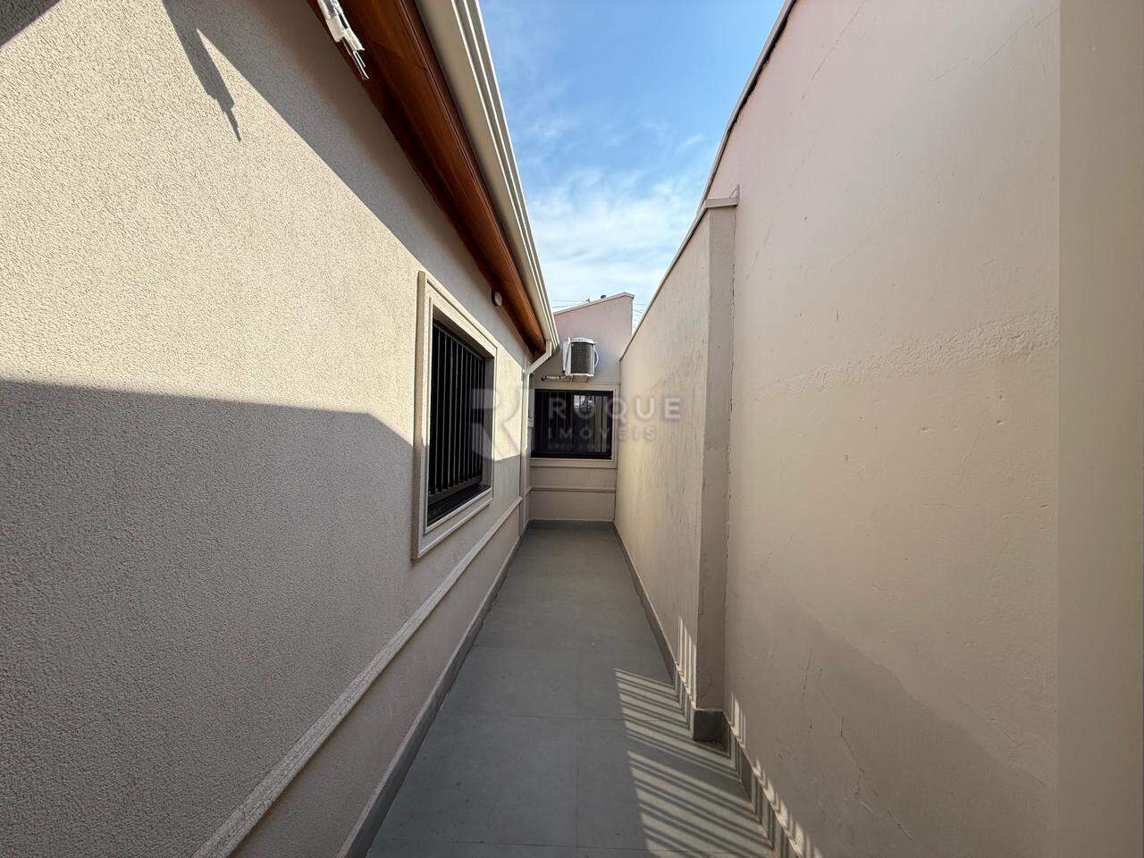 Casa Comercial para aluguel no bairro Vila São João: Corredor Externo