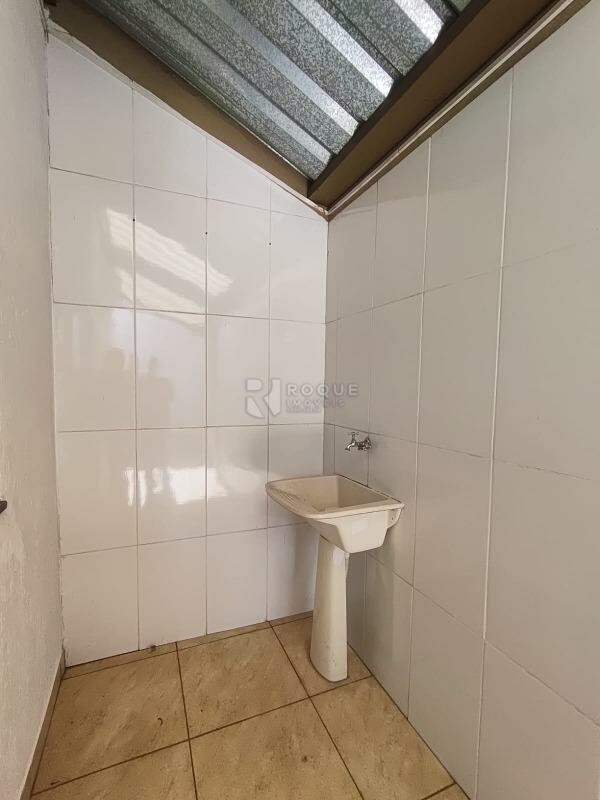 Casa Residencial para aluguel no bairro Jardim Santo André: Lavanderia