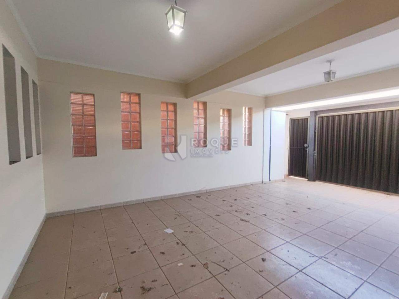 Casa Comercial para aluguel no bairro Centro: Garagem