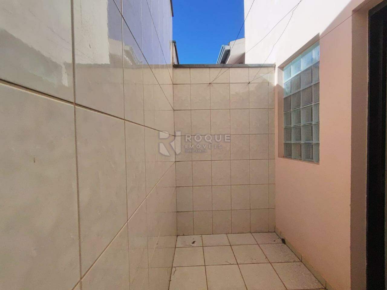Casa Comercial para aluguel no bairro Centro: Quintal