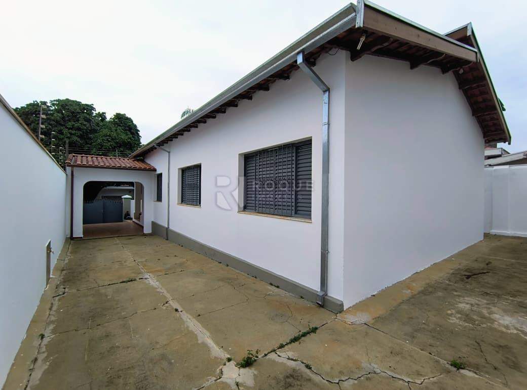 Casa Residencial para aluguel no bairro Vila Mathias: Fundos