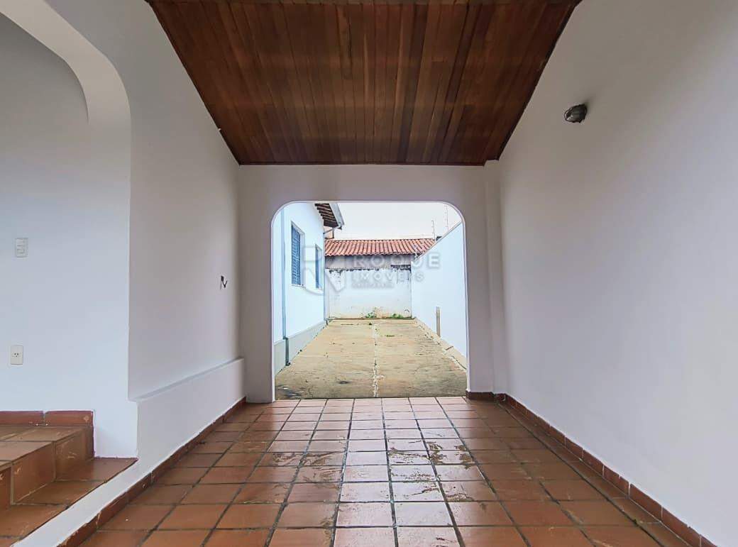 Casa Residencial para aluguel no bairro Vila Mathias: Garagem