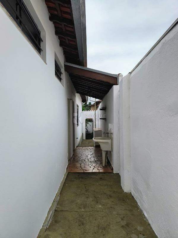 Casa Residencial para aluguel no bairro Vila Mathias: Corredor