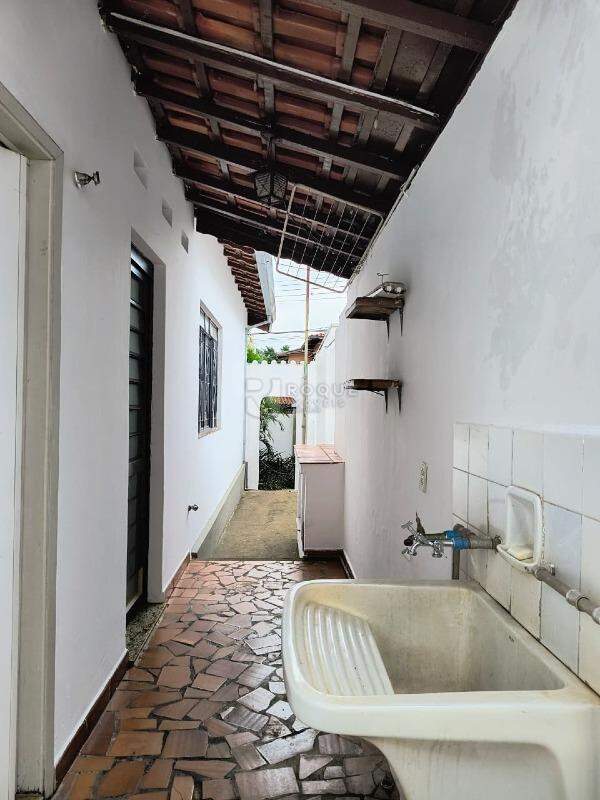 Casa Residencial para aluguel no bairro Vila Mathias: Lavanderia