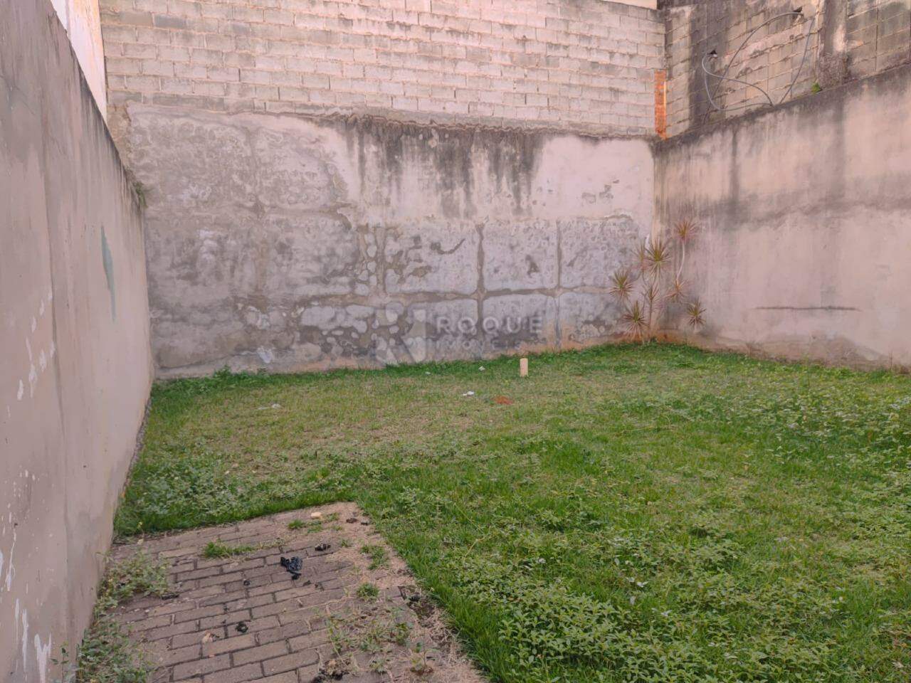 Salas/Conjuntos para aluguel no bairro Centro: Quintal