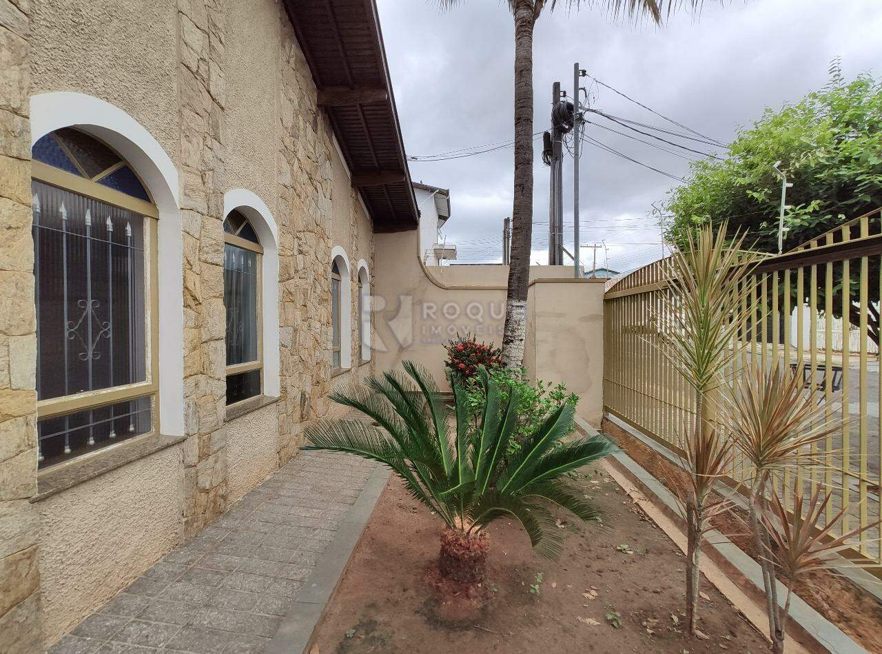 Casa Residencial para aluguel no bairro Parque Hippolyto: Fachada Interna