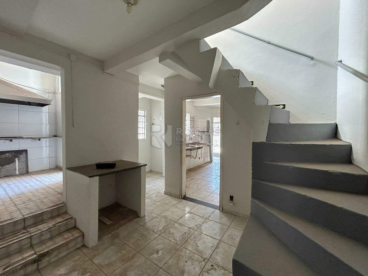 Casa Comercial para aluguel no bairro Vila Anita: Área de serviço
