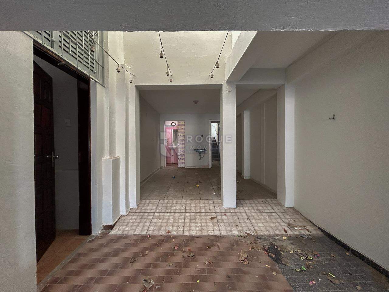 Casa Comercial para aluguel no bairro Vila Anita: Garagem