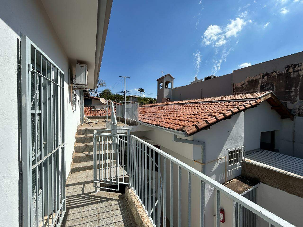 Casa Comercial para aluguel no bairro Vila Anita: Sacada