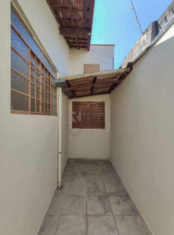 Casa Residencial para aluguel no bairro Jardim Nova Europa: Corredor fundo 