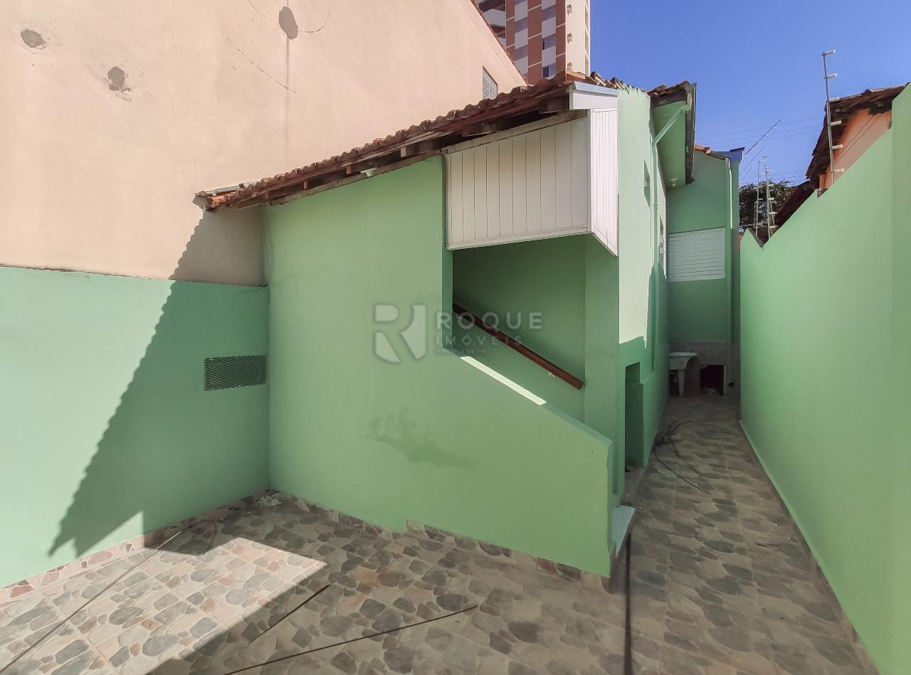 Casa Residencial para aluguel no bairro Centro: Fundo 