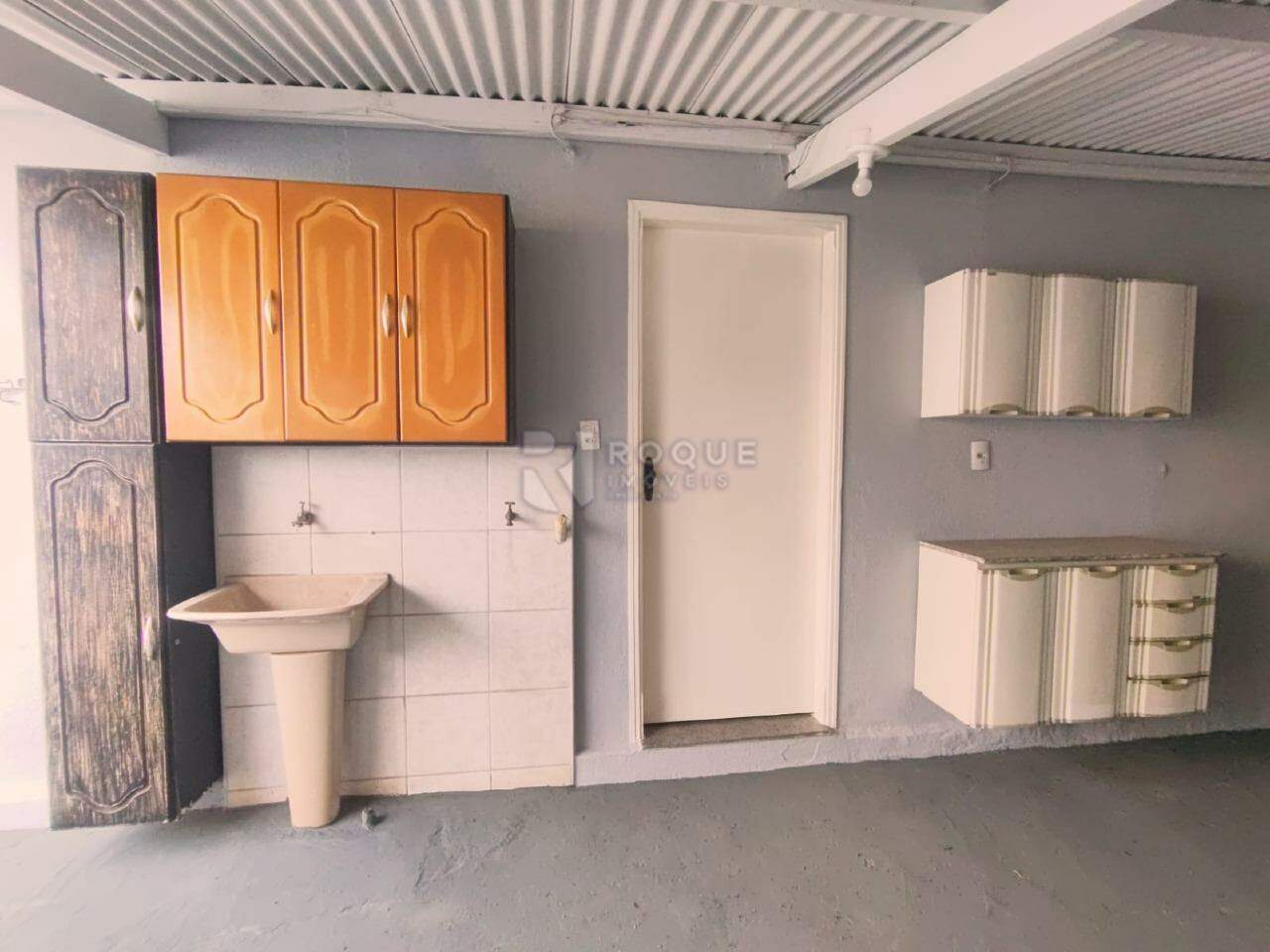 Casa Residencial para aluguel no bairro Vila São Luiz: Lavanderia