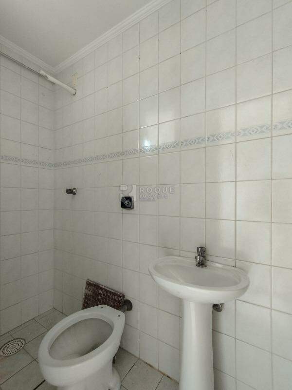 Apartamento para aluguel no bairro Vila Camargo: WC fundo