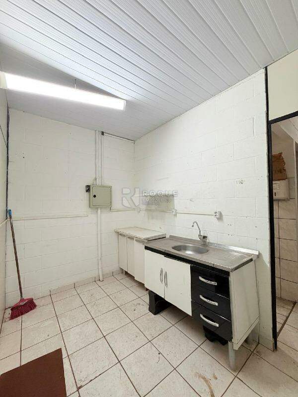 Barracão/Galpão para aluguel no bairro Jardim Maria Buchi Modeneis: Cozinha