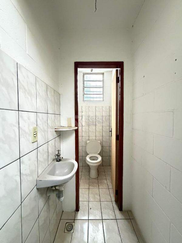 Barracão/Galpão para aluguel no bairro Jardim Maria Buchi Modeneis: Lavabo 01