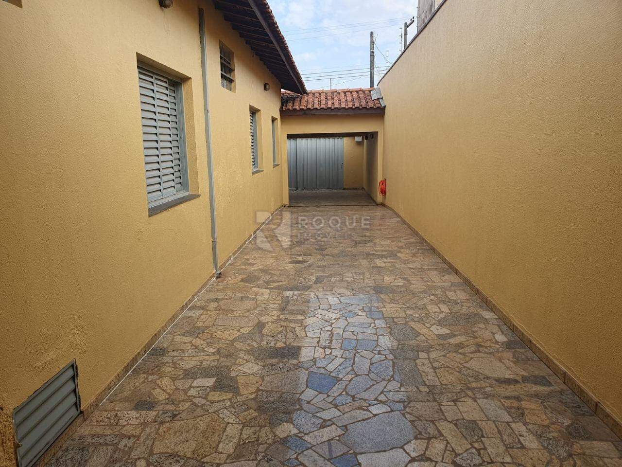 Casa Residencial para aluguel no bairro Parque Real: Corredor 