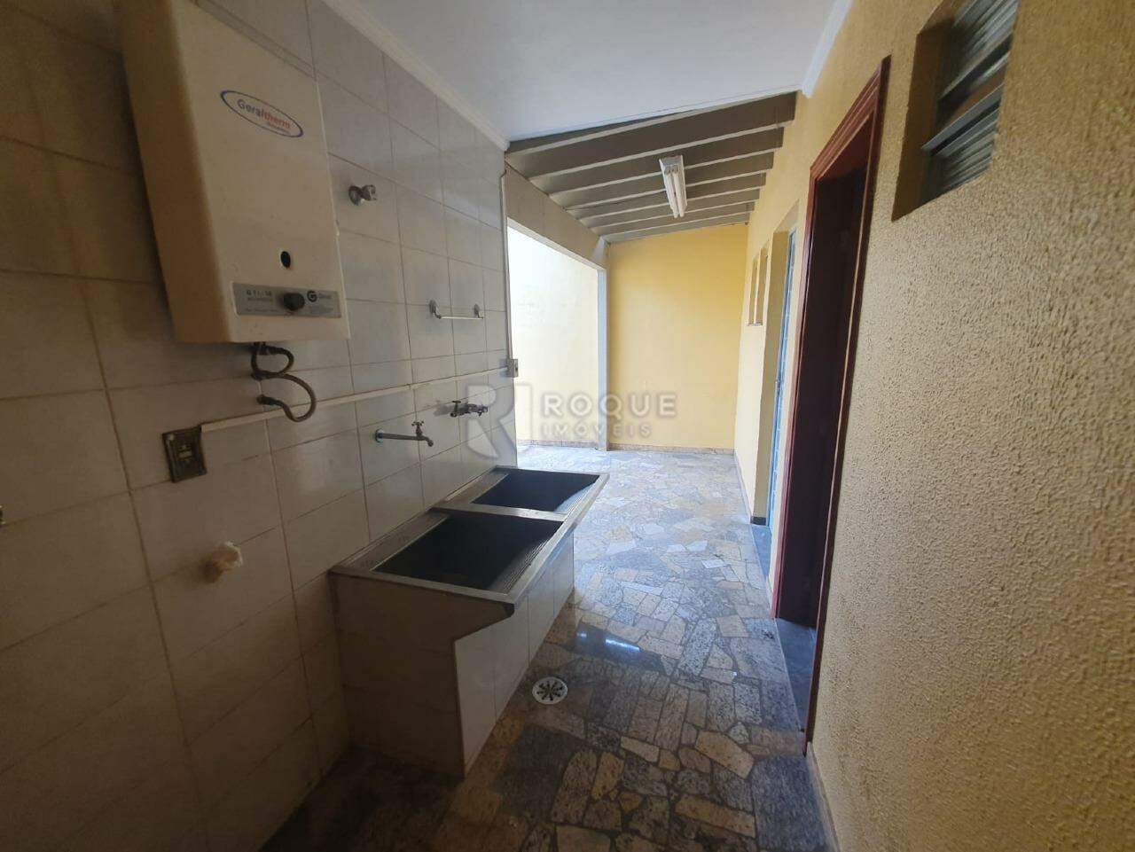 Casa Residencial para aluguel no bairro Parque Real: Área de serviço 