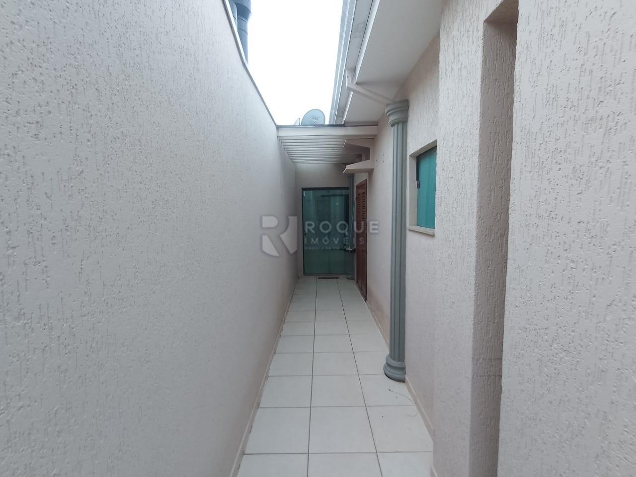 Casa em condomínio para aluguel no bairro Jardim Residencial Monsenhor Rossi: Corredor lateral