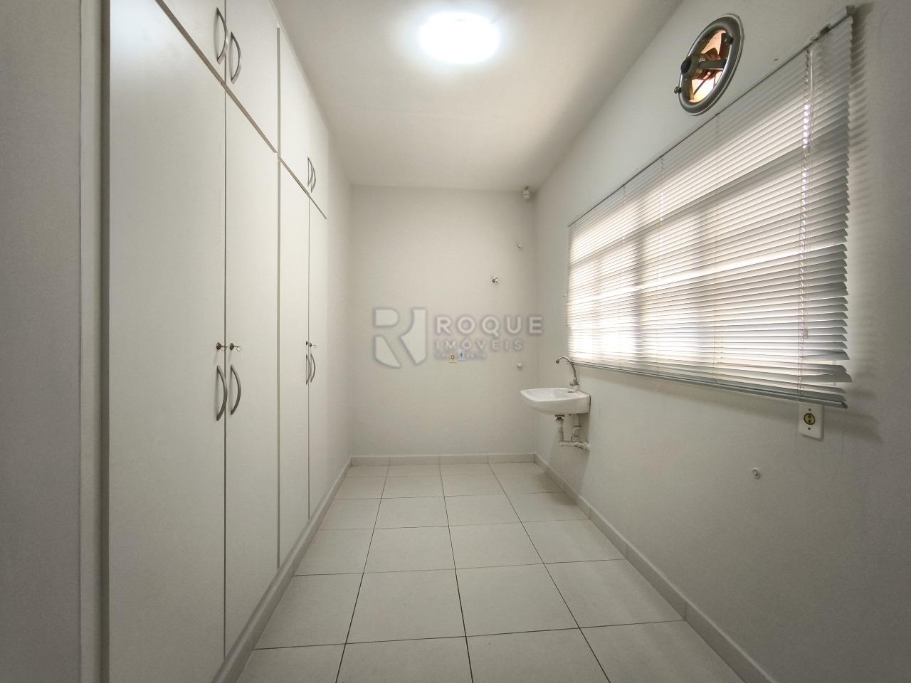 Casa Comercial para aluguel no bairro Vila Claudia: Lavanderia