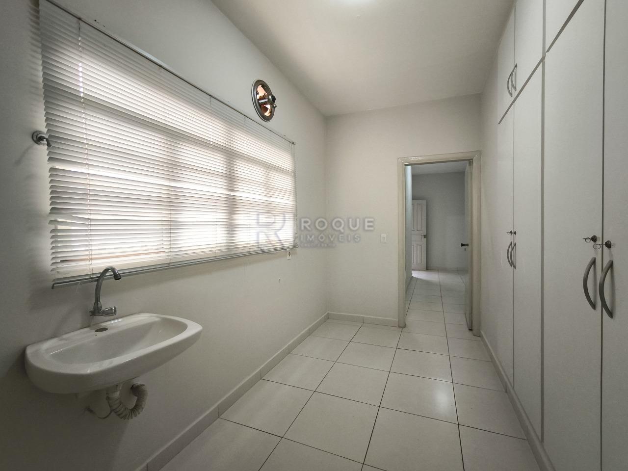 Casa Comercial para aluguel no bairro Vila Claudia: Lavanderia