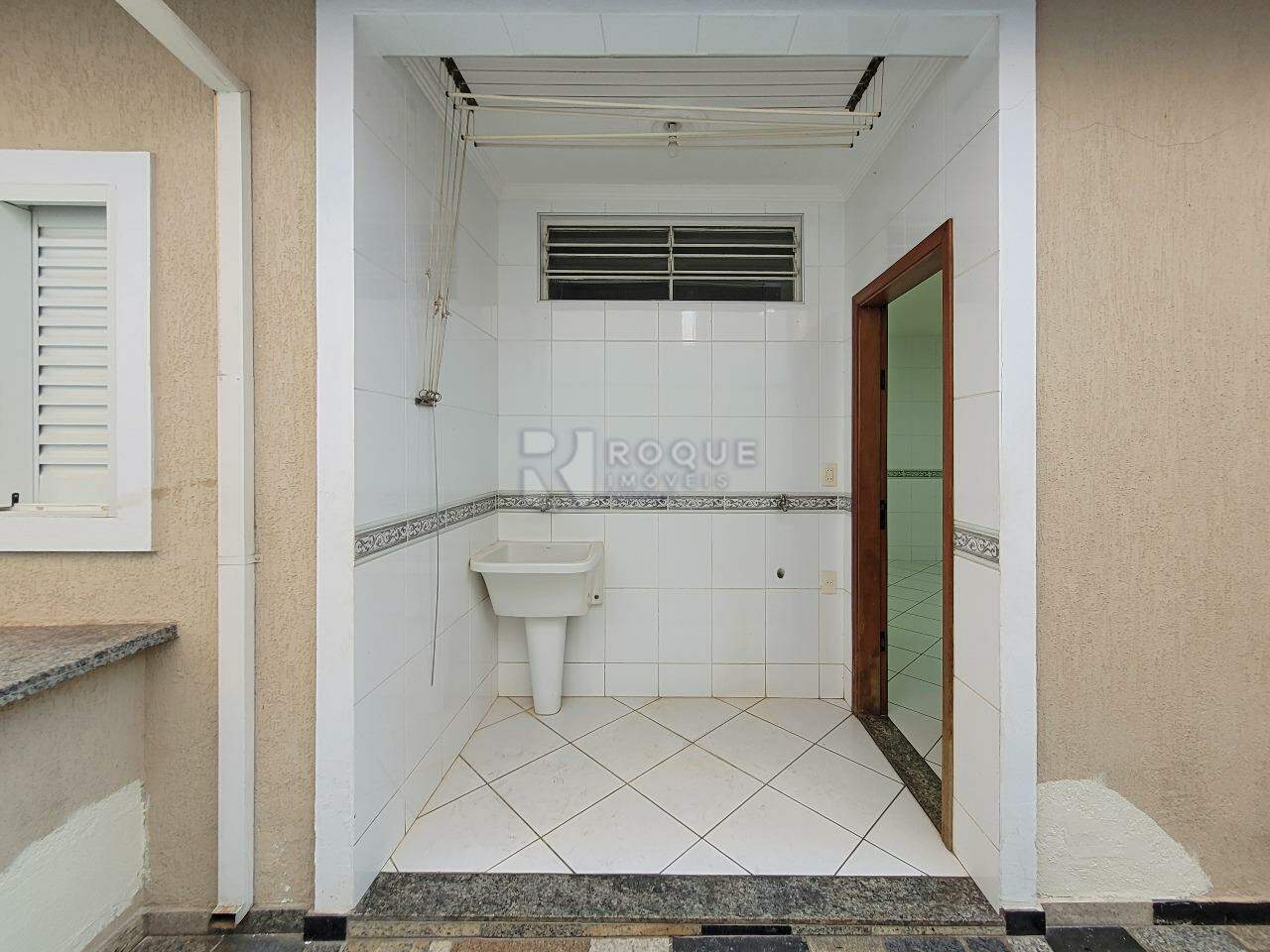 Casa Residencial para aluguel no bairro Jardim Residencial Guimarães: Área de serviço