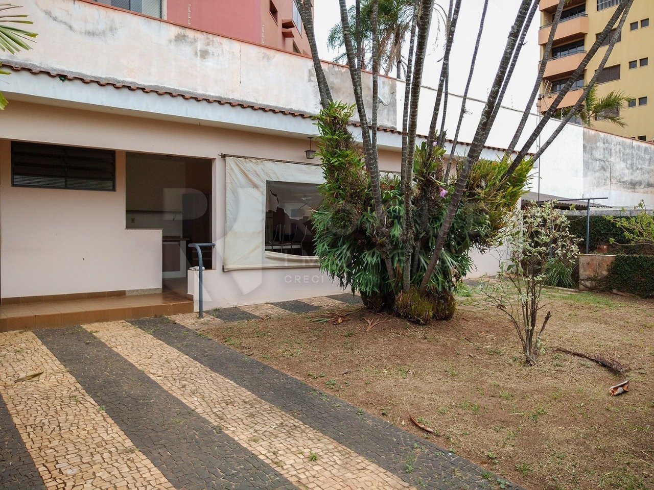 Casa Residencial para aluguel no bairro Centro: Quintal