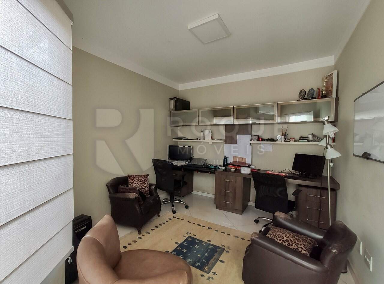 Casa em condomínio para aluguel no bairro Residencial Jardim dos Ipês II: Sala fundo