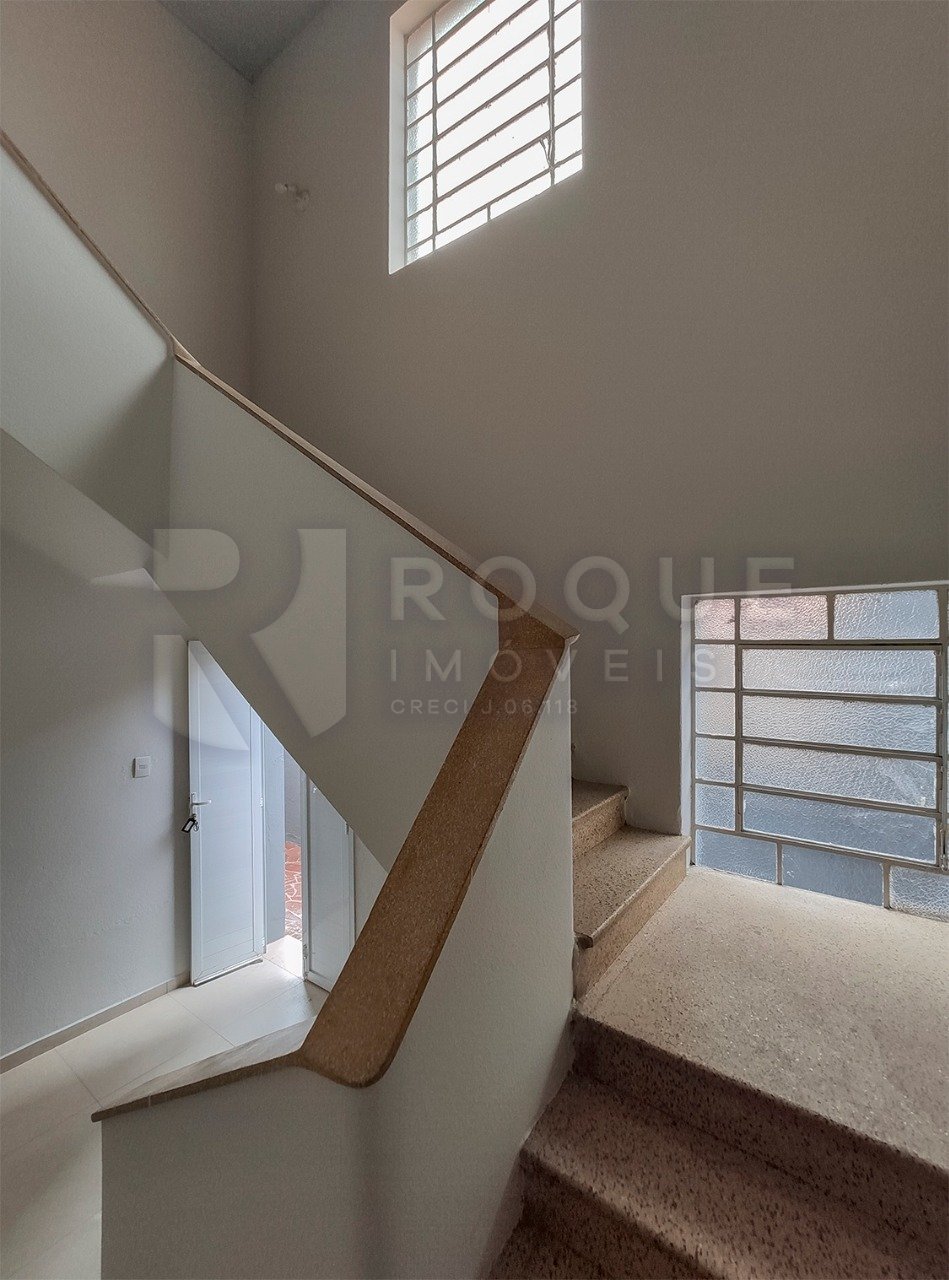 Casa Residencial para aluguel no bairro Centro: Escadas