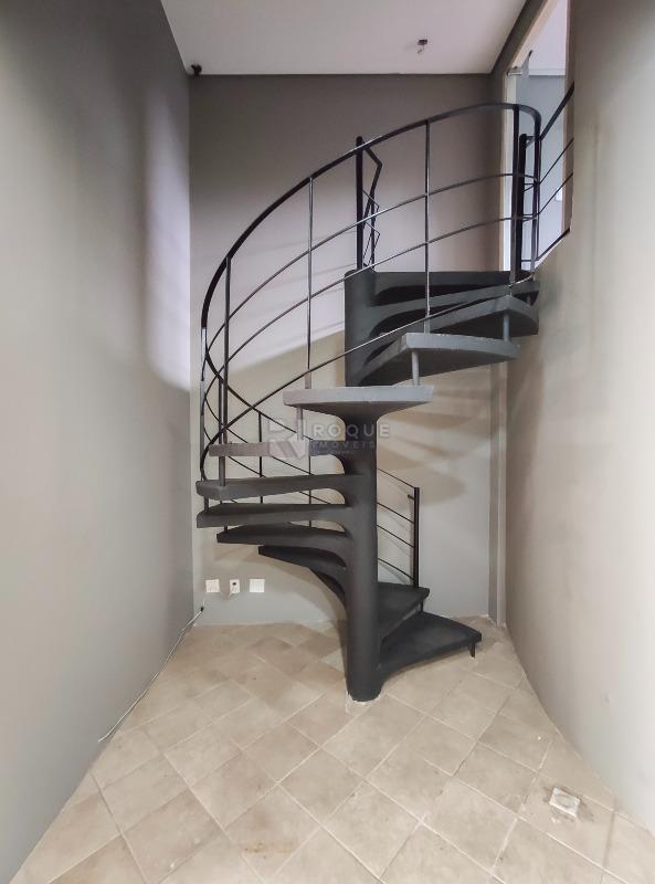 Salão para aluguel no bairro Centro: Acesso mezanino 