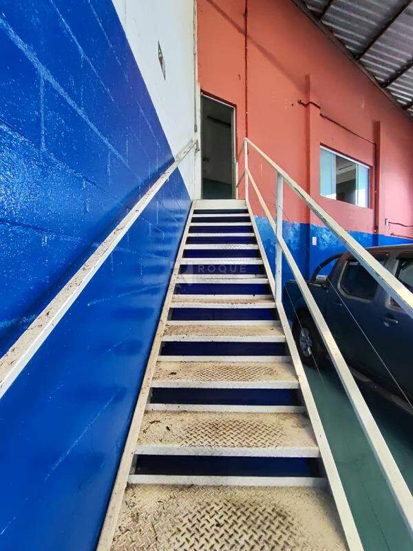 Barracão/Galpão para aluguel no bairro Vila Nova: Escada acesso mezanino