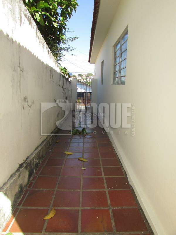 Casa Residencial para aluguel no bairro Vila Rocha: Corredor externo