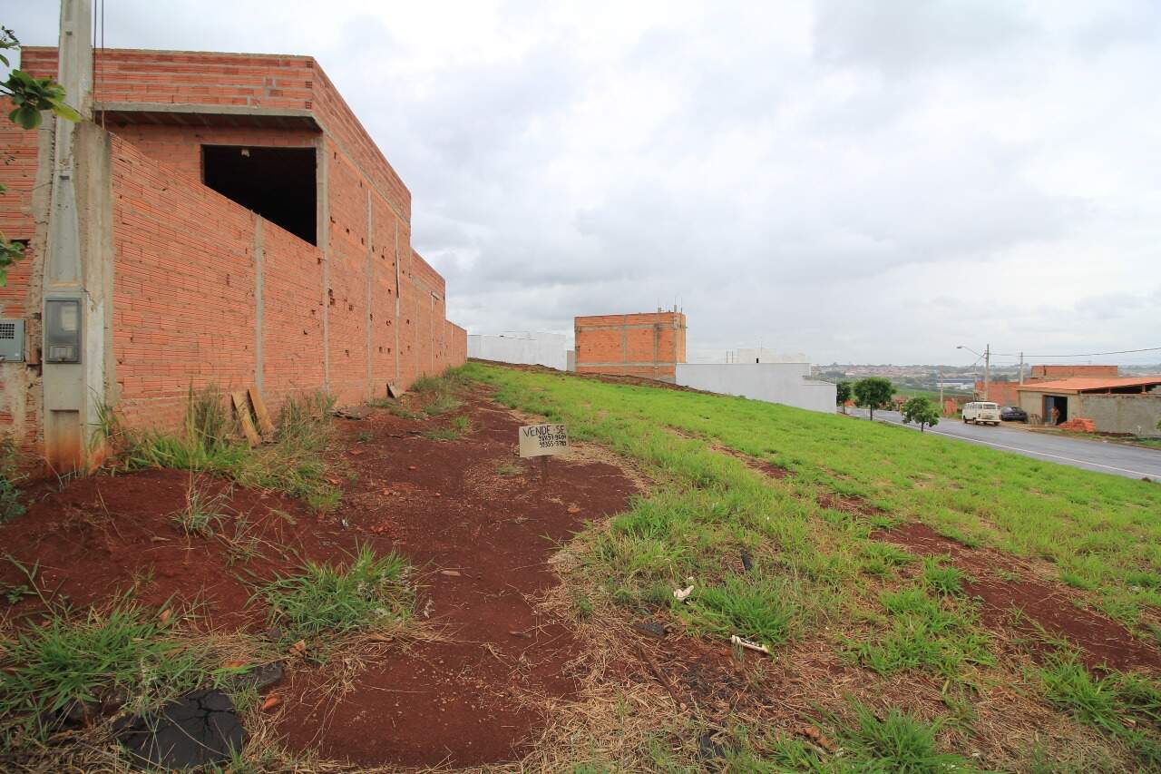 Terreno à venda no bairro Residencial Colinas do Engenho I: 