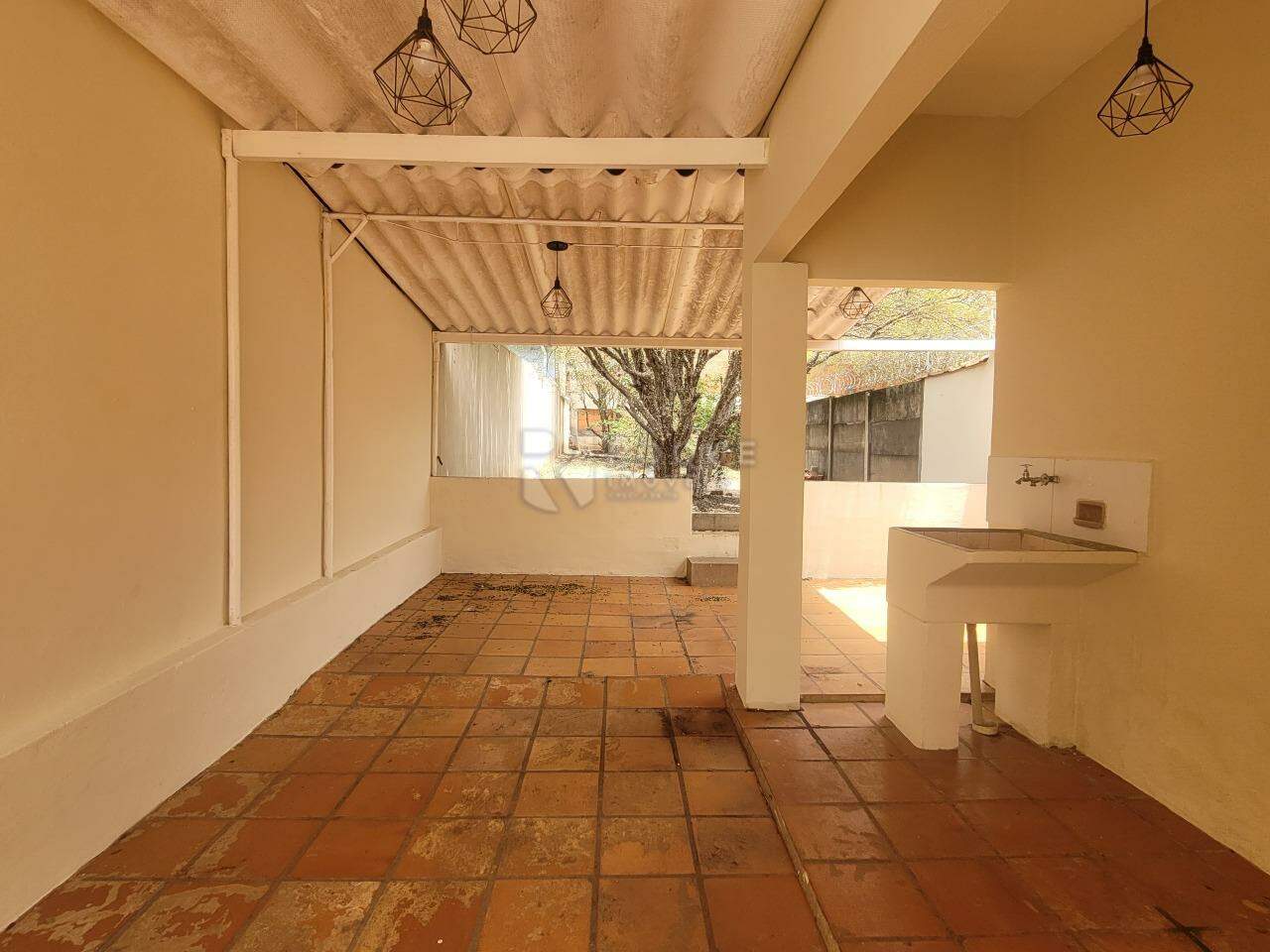Casa Residencial para aluguel no bairro Vila Cristovam: Lavanderia