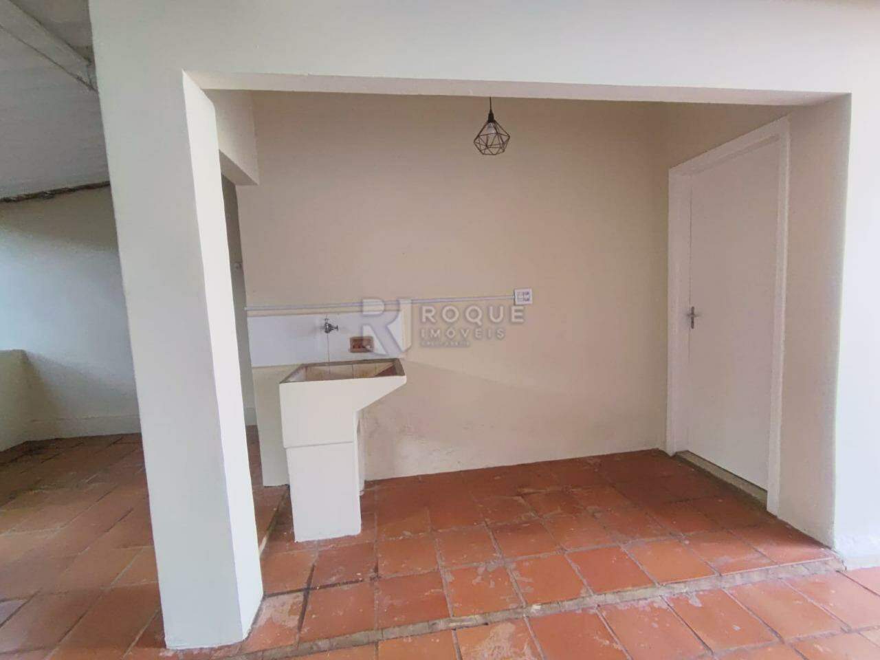 Casa Residencial para aluguel no bairro Vila Cristovam: Lavanderia