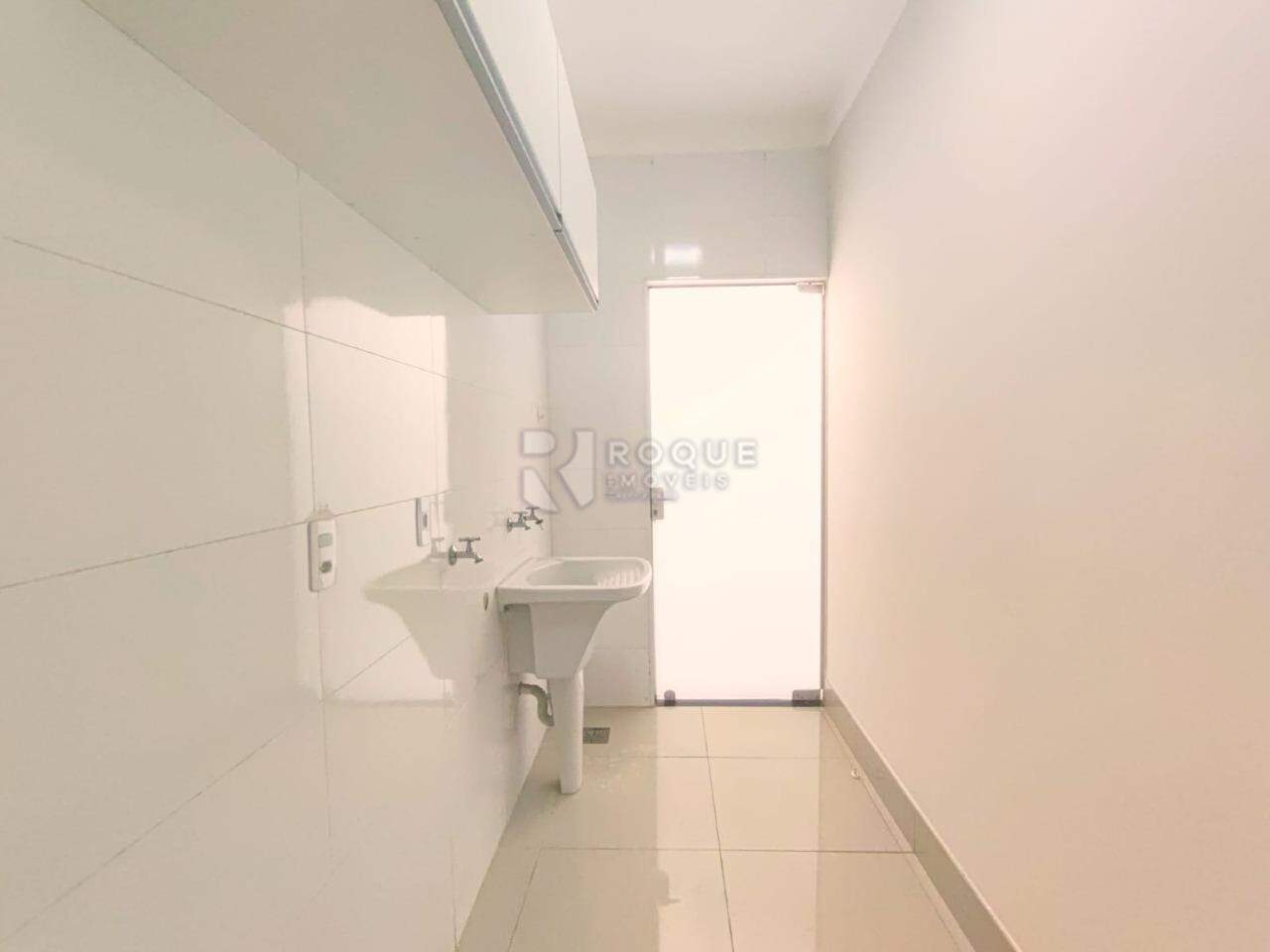 Casa em condomínio para aluguel no bairro Parque Residencial Roland: Lavanderia