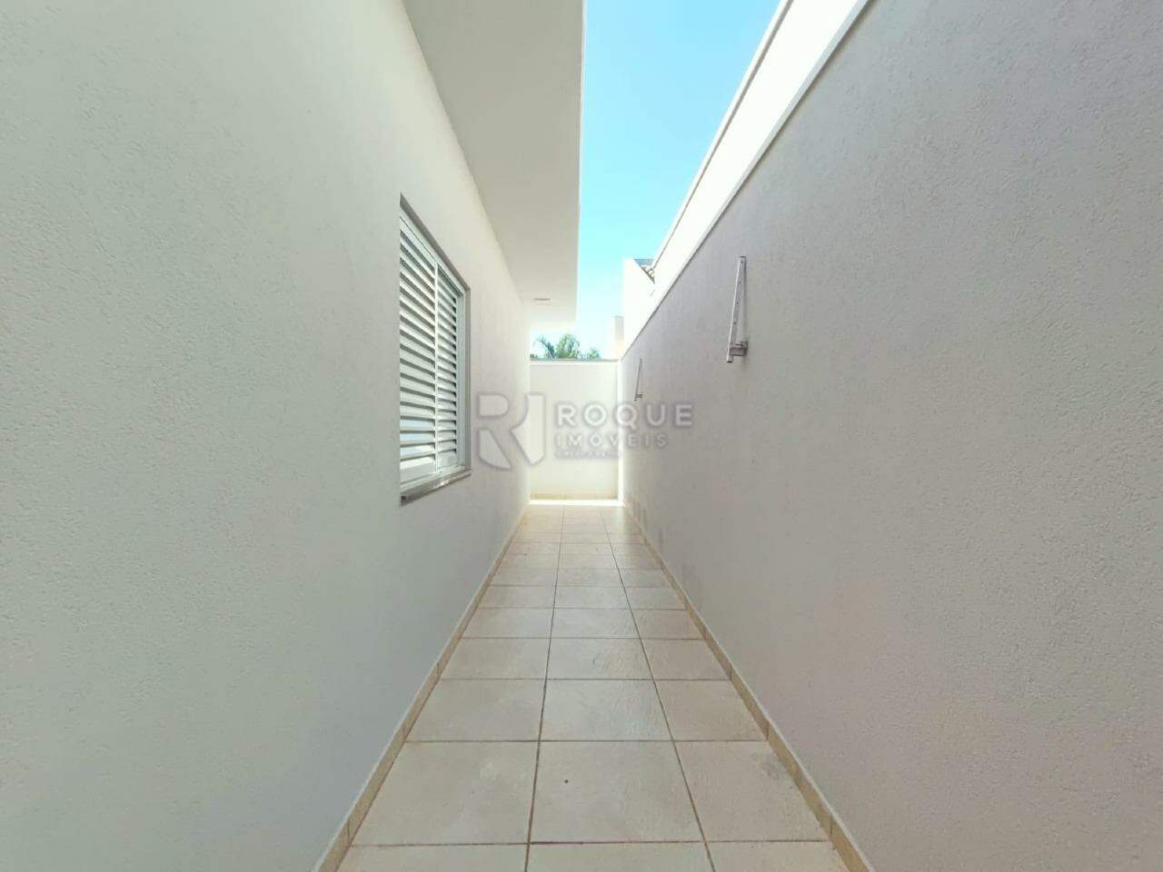 Casa em condomínio para aluguel no bairro Parque Residencial Roland: Corredor lateral