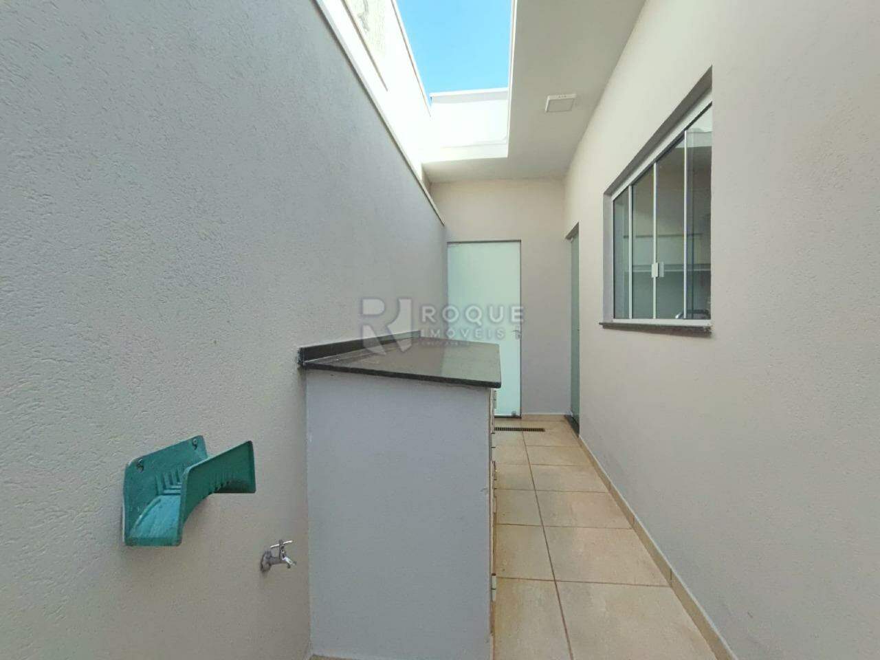 Casa em condomínio para aluguel no bairro Parque Residencial Roland: Corredor lateral