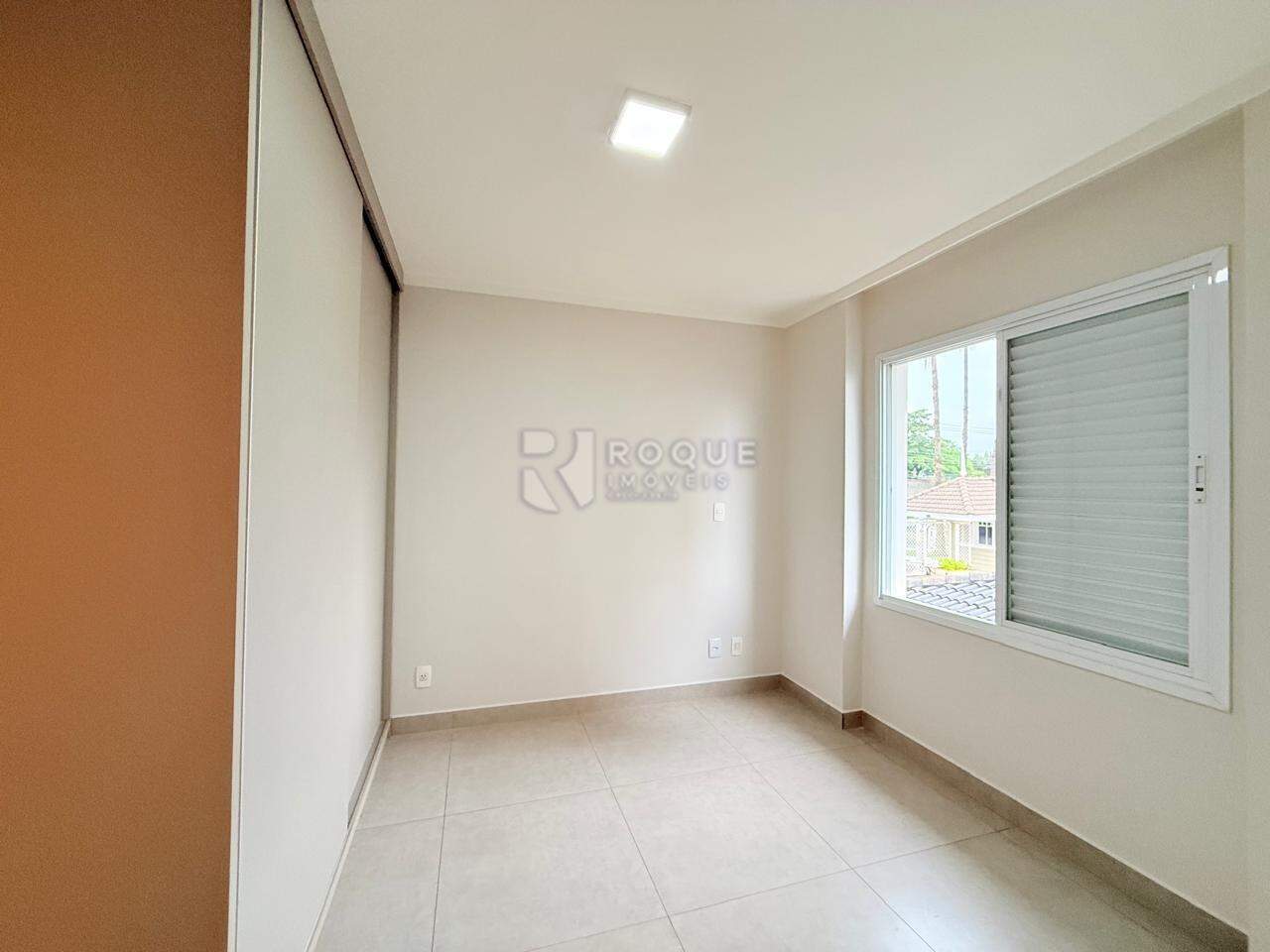 Casa em condomínio para aluguel no bairro Jardim Aquárius: Dormitório 01 