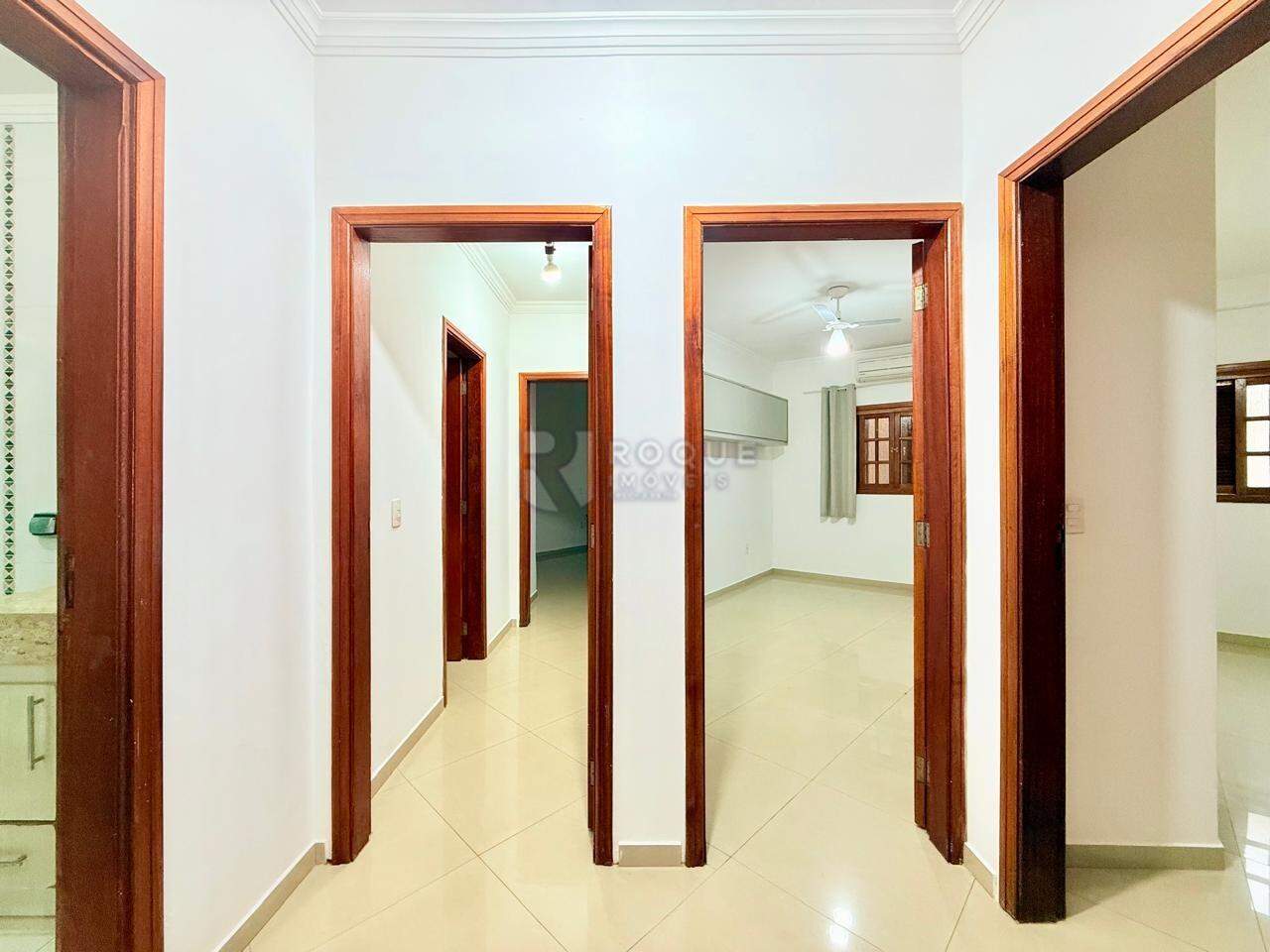Casa em condomínio para aluguel no bairro Parque Residencial Roland: Hall dos Dormitórios