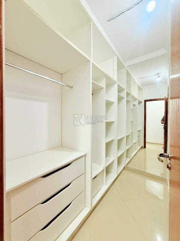 Casa em condomínio para aluguel no bairro Parque Residencial Roland: Closet Suíte