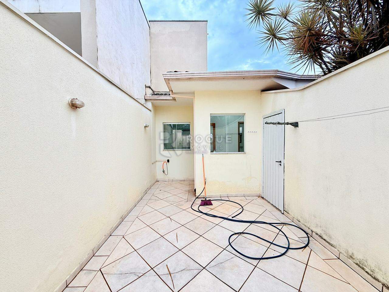 Casa em condomínio para aluguel no bairro Parque Residencial Roland: Quintal