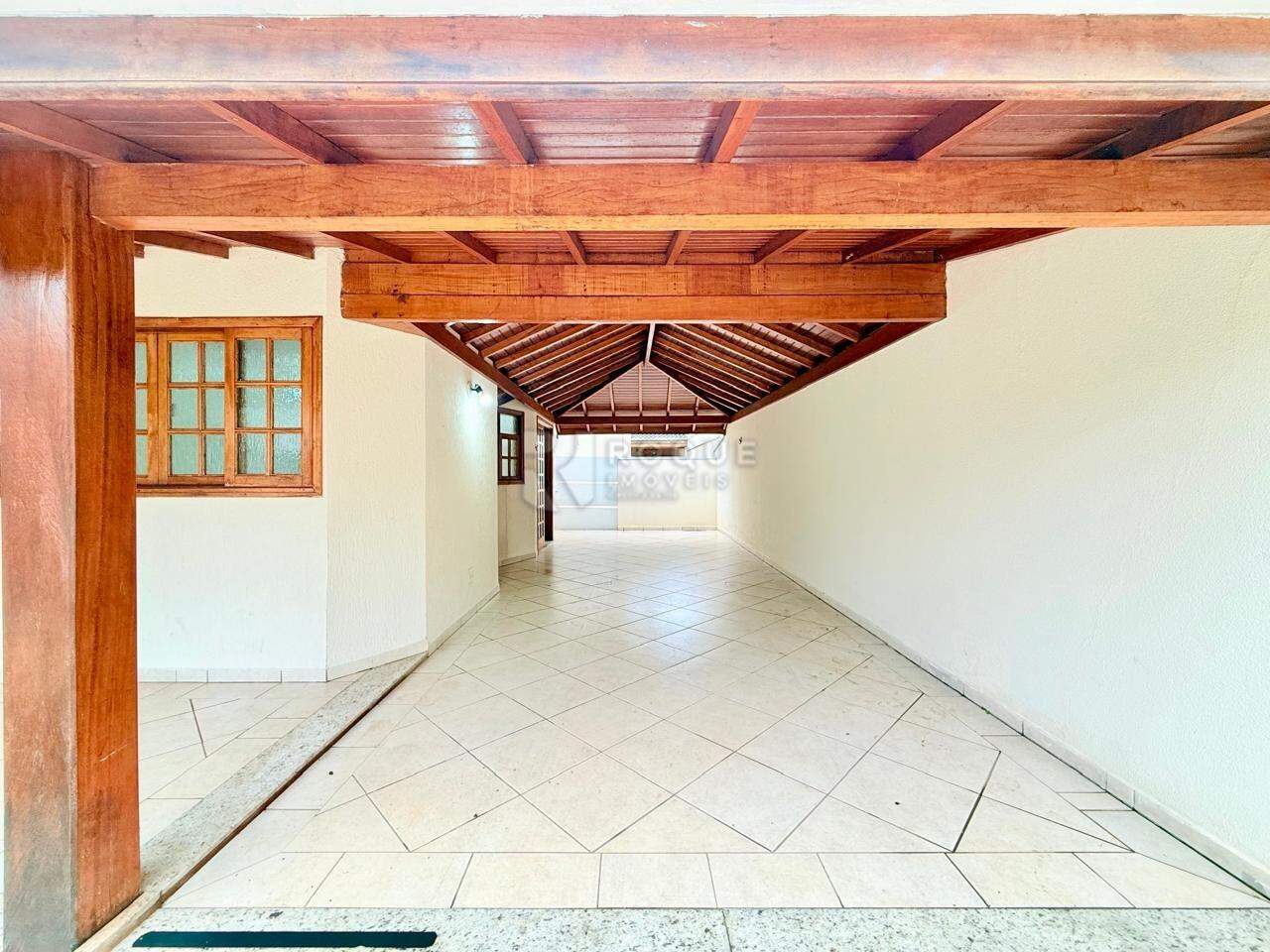 Casa em condomínio para aluguel no bairro Parque Residencial Roland: Garagem