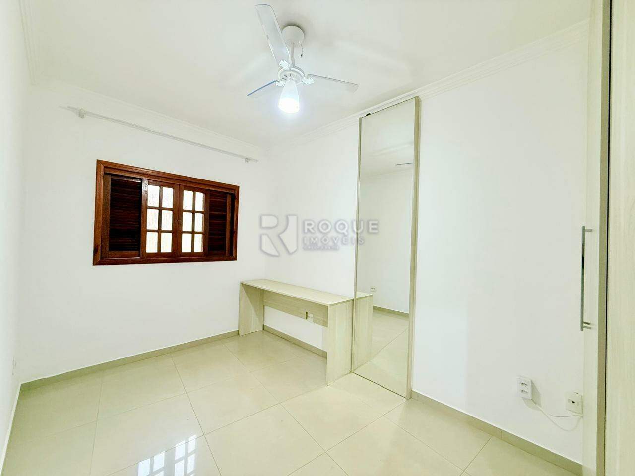 Casa em condomínio para aluguel no bairro Parque Residencial Roland: Dormitório 01