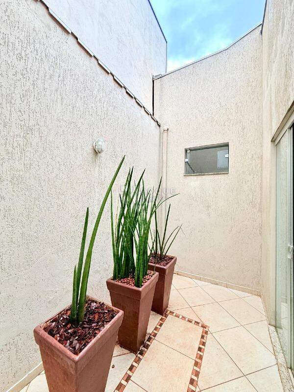 Casa em condomínio para aluguel no bairro Parque Residencial Roland: Jardim de Inverno